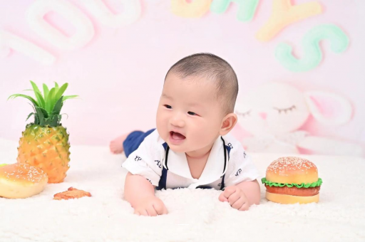 平湖宝宝在妈妈肚子里